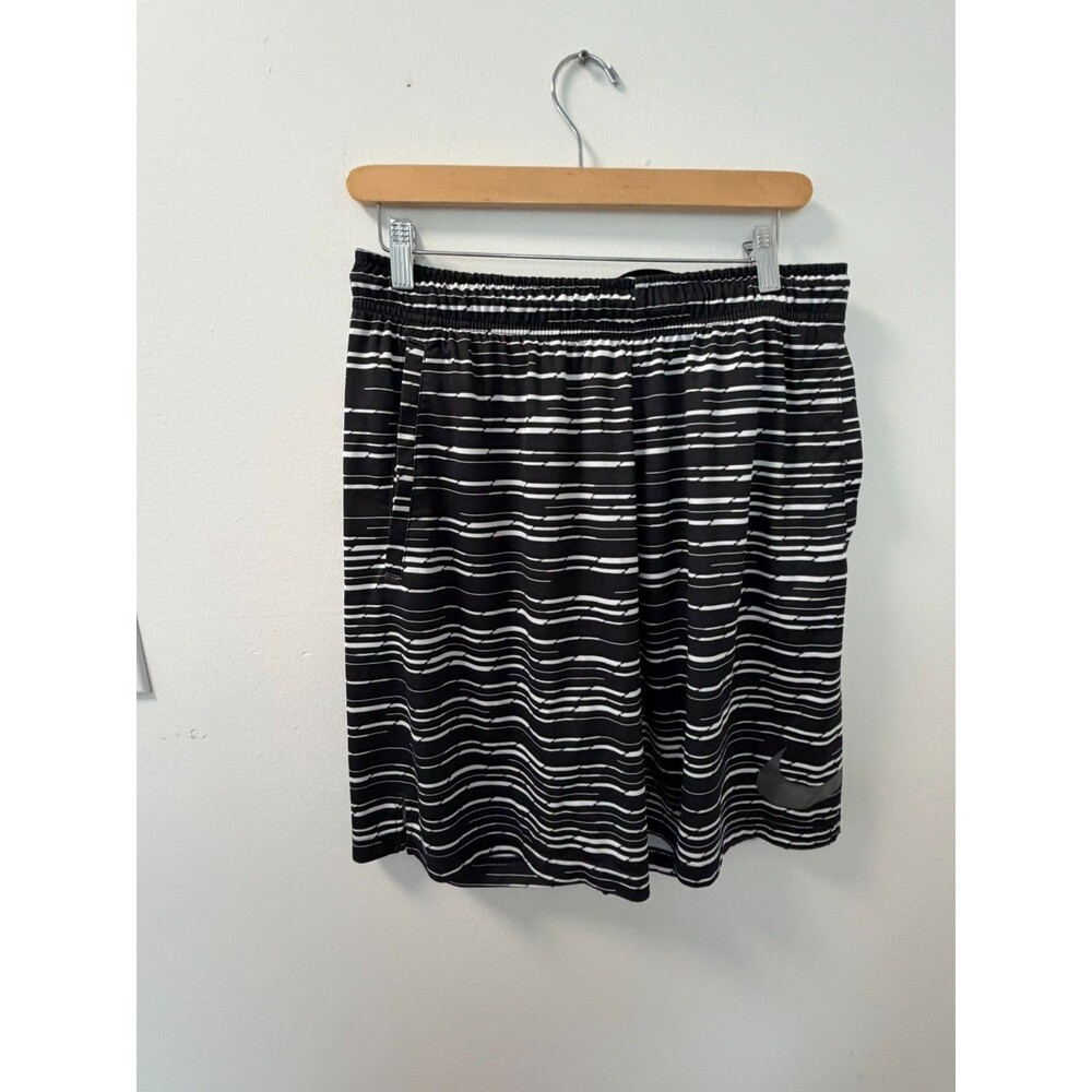 Nike Dri-Fit Men's L Athletic Activewear Shorts Black White Striped Waves size L